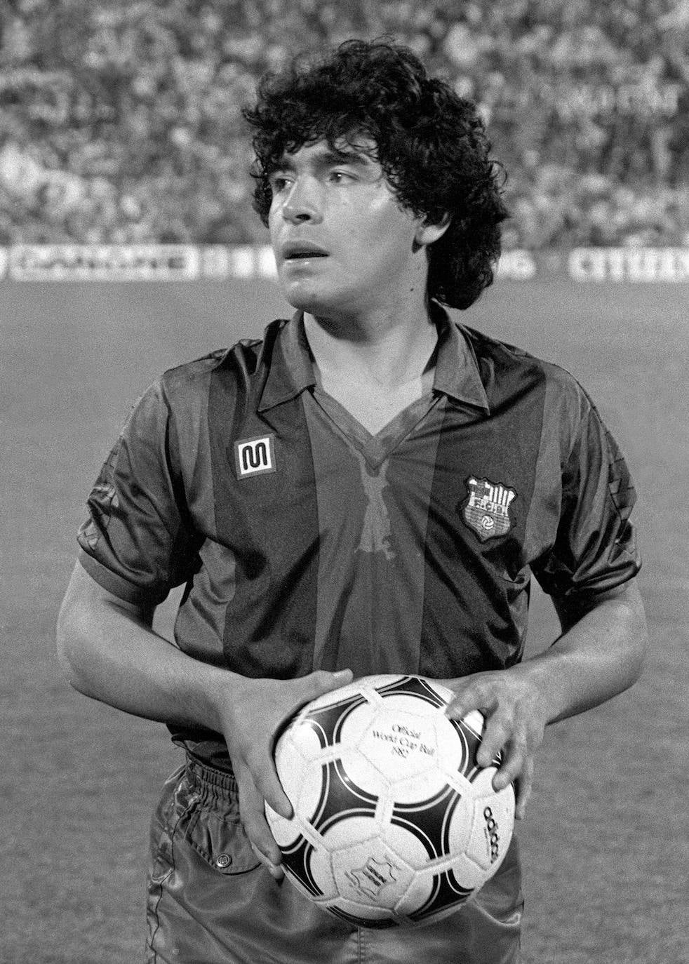 El astro del fútbol Diego Armando Maradona ha fallecido este miércoles, 25 de noviembre, a los 60 años a causa de un paro cardiorrespiratorio. A principios de noviembre, el argentino había estado ingresado durante diez días en una clínica de Buenos Aires por anemia, deshidratación y con un «bajón anímico», pero al hacerle chequeos se le diagnosticó un hematoma subdural por el que fue operado