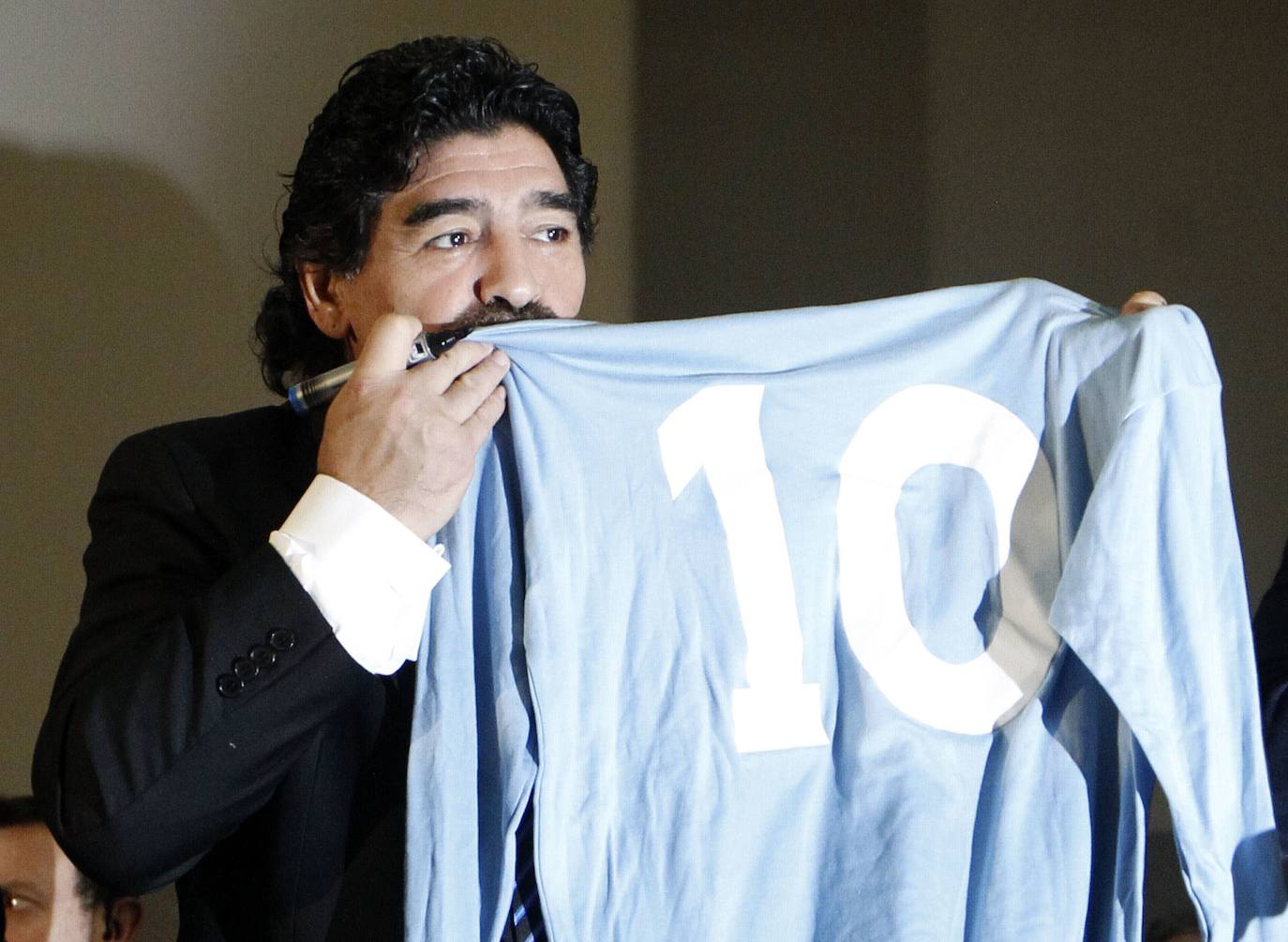 El astro del fútbol Diego Armando Maradona ha fallecido este miércoles, 25 de noviembre, a los 60 años a causa de un paro cardiorrespiratorio. A principios de noviembre, el argentino había estado ingresado durante diez días en una clínica de Buenos Aires por anemia, deshidratación y con un «bajón anímico», pero al hacerle chequeos se le diagnosticó un hematoma subdural por el que fue operado