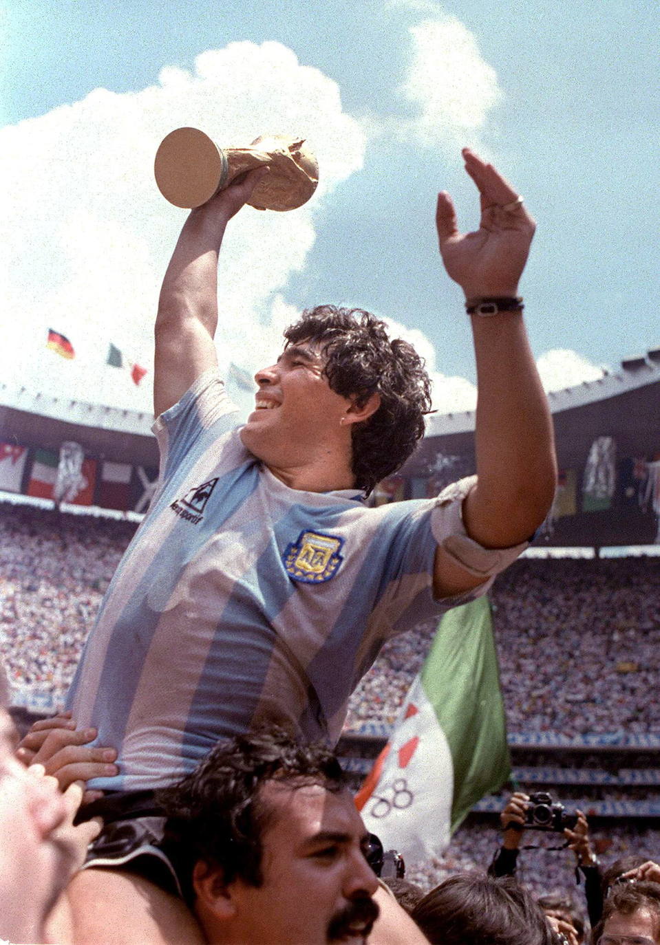 El astro del fútbol Diego Armando Maradona ha fallecido este miércoles, 25 de noviembre, a los 60 años a causa de un paro cardiorrespiratorio. A principios de noviembre, el argentino había estado ingresado durante diez días en una clínica de Buenos Aires por anemia, deshidratación y con un «bajón anímico», pero al hacerle chequeos se le diagnosticó un hematoma subdural por el que fue operado