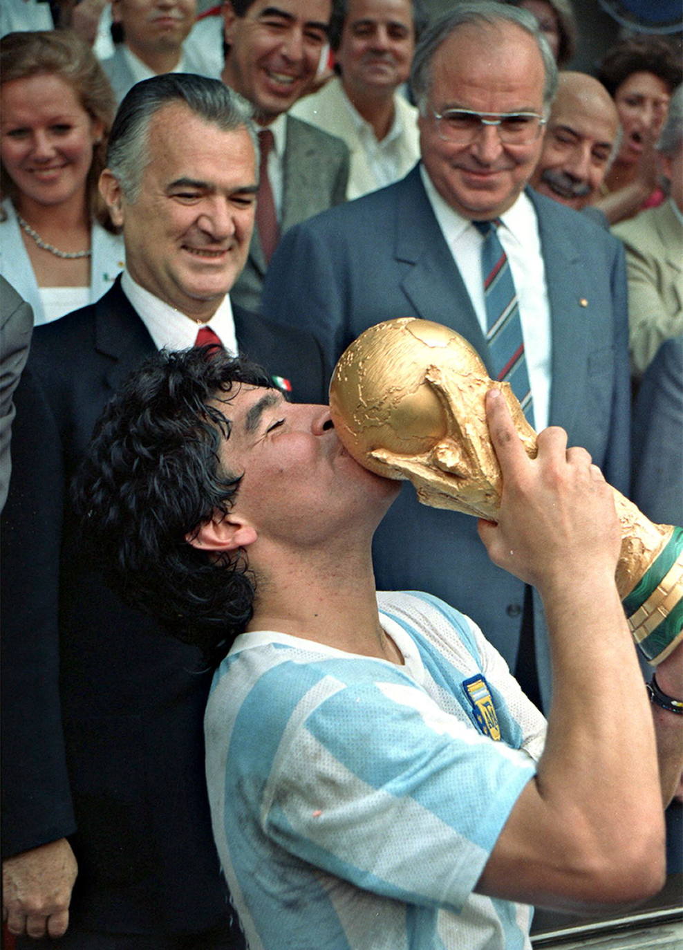 El astro del fútbol Diego Armando Maradona ha fallecido este miércoles, 25 de noviembre, a los 60 años a causa de un paro cardiorrespiratorio. A principios de noviembre, el argentino había estado ingresado durante diez días en una clínica de Buenos Aires por anemia, deshidratación y con un «bajón anímico», pero al hacerle chequeos se le diagnosticó un hematoma subdural por el que fue operado