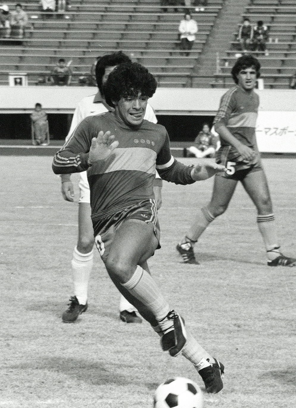 El astro del fútbol Diego Armando Maradona ha fallecido este miércoles, 25 de noviembre, a los 60 años a causa de un paro cardiorrespiratorio. A principios de noviembre, el argentino había estado ingresado durante diez días en una clínica de Buenos Aires por anemia, deshidratación y con un «bajón anímico», pero al hacerle chequeos se le diagnosticó un hematoma subdural por el que fue operado