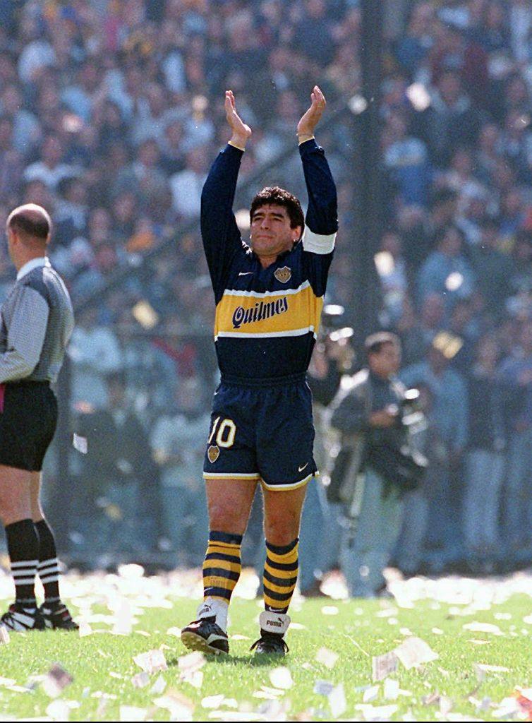 El astro del fútbol Diego Armando Maradona ha fallecido este miércoles, 25 de noviembre, a los 60 años a causa de un paro cardiorrespiratorio. A principios de noviembre, el argentino había estado ingresado durante diez días en una clínica de Buenos Aires por anemia, deshidratación y con un «bajón anímico», pero al hacerle chequeos se le diagnosticó un hematoma subdural por el que fue operado