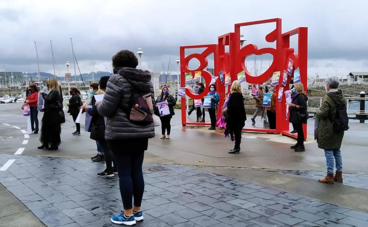 Identifican a las manifestantes frente a las 'Letronas' de Gijón por no tener permiso