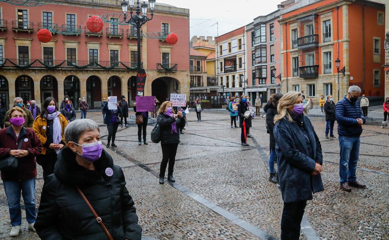 Minuto de silencio celebrado este 25N en Gijón, en memoria de las víctimas de la violencia machista. 