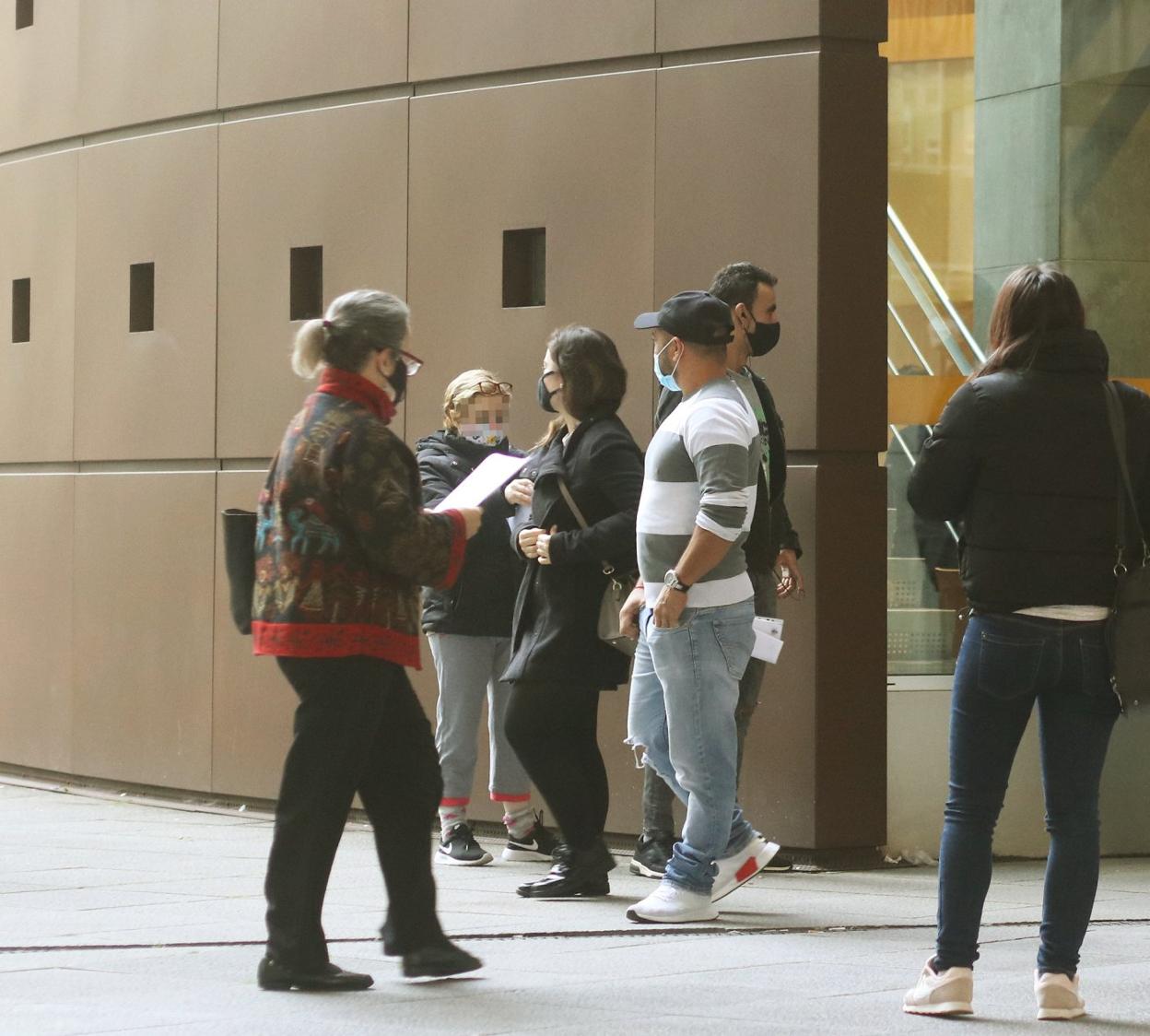 El condenado, con visera, el día de su juicio en la Audiencia. 