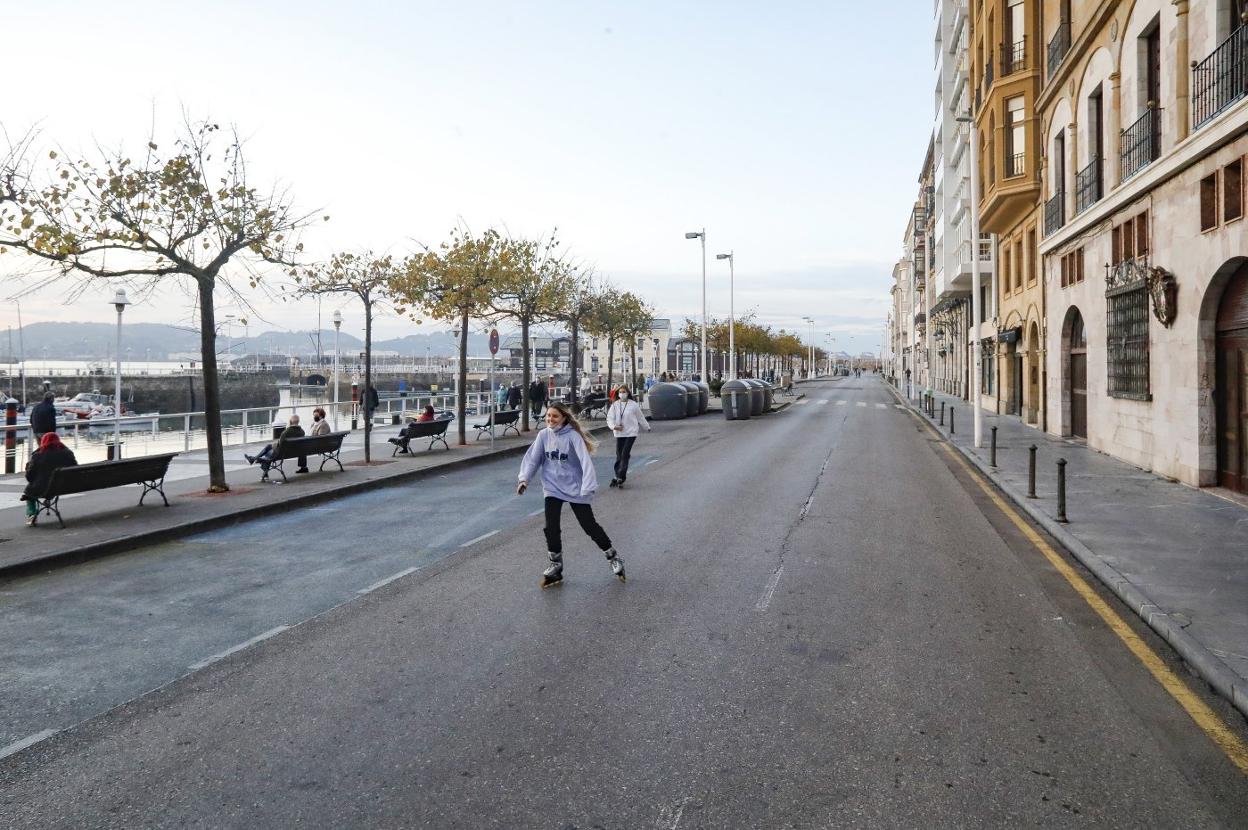 Una joven patina por la calzada de Claudio Alvargonzález, con el tráfico limitado desde junio. 