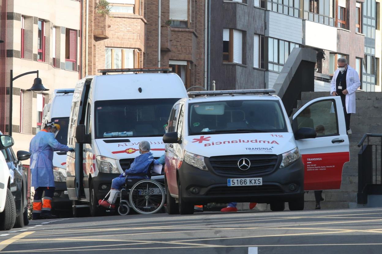 Una decena de ambulancias realizaron los traslados desde Avilés a las 10 y a las 13 horas. 