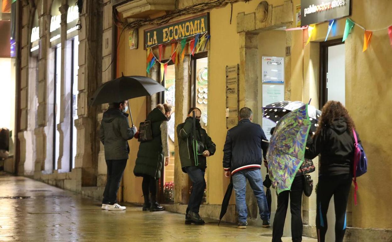 Colas de clientes a las puertas de varios establecimientos comerciales de la calle de la Cámara, en Avilés 