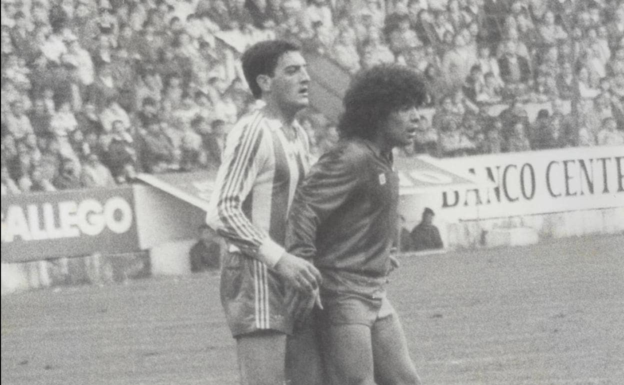 Espinosa marca de cerca a Diego Armando Maradona en El Molinón