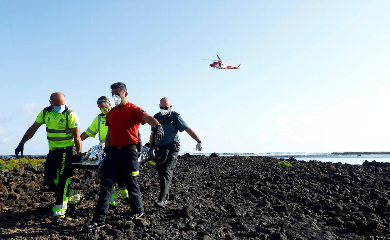 Rescate del último inmigrante encontrado muerto tras naufragar una patera en Lanzarote.