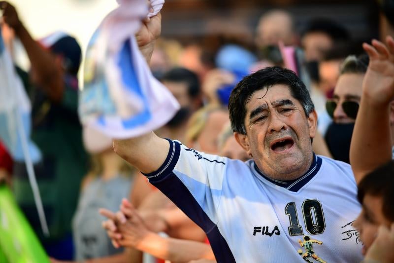 El mundo entero y, en especial Argentina, llora la muerte de Diego Armando Maradona. El 'Dios del fútbol' falleció el pasado miércoles a los 60 años, mientras se recuperaba de una operación cerebral. La afición de todo el planeta ha salido a las calles para rendirle tributo. Así, por ejemplo, se han creado altares improvisados en Italia, España, India, Siria, Indonesia o Brasil. En su país natal se han decretado tres días de luto oficial y el velatorio del 'El Peluca' será en la Casa Rosada —sede del Poder Ejecutivo de la República Argentina—, donde el gobierno prevé que acuda más de un millón de personas para despedir a Maradona. 