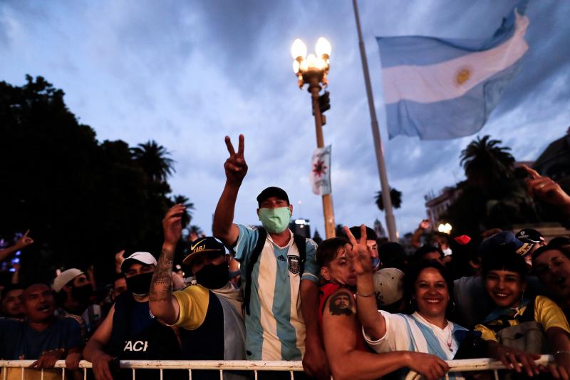 El mundo entero y, en especial Argentina, llora la muerte de Diego Armando Maradona. El 'Dios del fútbol' falleció el pasado miércoles a los 60 años, mientras se recuperaba de una operación cerebral. La afición de todo el planeta ha salido a las calles para rendirle tributo. Así, por ejemplo, se han creado altares improvisados en Italia, España, India, Siria, Indonesia o Brasil. En su país natal se han decretado tres días de luto oficial y el velatorio del 'El Peluca' será en la Casa Rosada —sede del Poder Ejecutivo de la República Argentina—, donde el gobierno prevé que acuda más de un millón de personas para despedir a Maradona. 