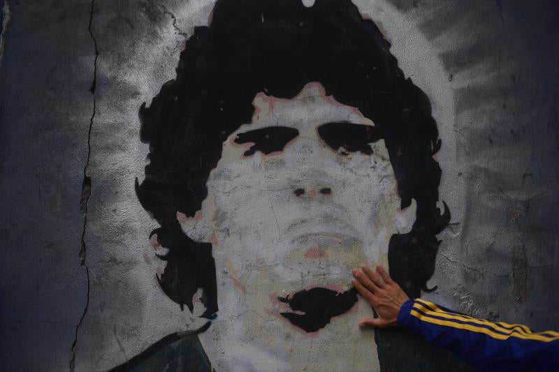 El mundo entero y, en especial Argentina, llora la muerte de Diego Armando Maradona. El 'Dios del fútbol' falleció el pasado miércoles a los 60 años, mientras se recuperaba de una operación cerebral. La afición de todo el planeta ha salido a las calles para rendirle tributo. Así, por ejemplo, se han creado altares improvisados en Italia, España, India, Siria, Indonesia o Brasil. En su país natal se han decretado tres días de luto oficial y el velatorio del 'El Peluca' será en la Casa Rosada —sede del Poder Ejecutivo de la República Argentina—, donde el gobierno prevé que acuda más de un millón de personas para despedir a Maradona. 