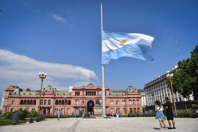 El mundo entero y, en especial Argentina, llora la muerte de Diego Armando Maradona. El 'Dios del fútbol' falleció el pasado miércoles a los 60 años, mientras se recuperaba de una operación cerebral. La afición de todo el planeta ha salido a las calles para rendirle tributo. Así, por ejemplo, se han creado altares improvisados en Italia, España, India, Siria, Indonesia o Brasil. En su país natal se han decretado tres días de luto oficial y el velatorio del 'El Peluca' será en la Casa Rosada —sede del Poder Ejecutivo de la República Argentina—, donde el gobierno prevé que acuda más de un millón de personas para despedir a Maradona. 