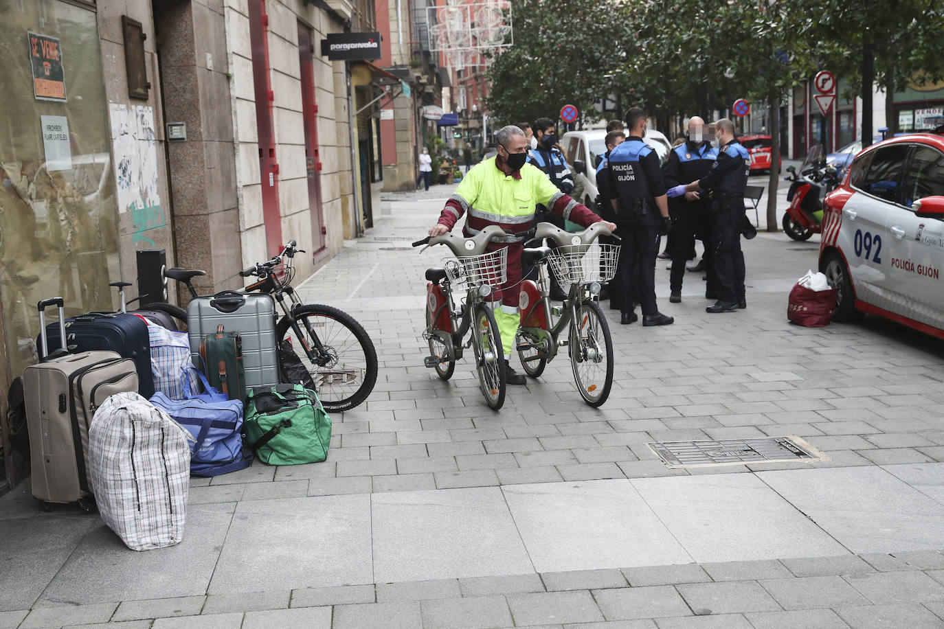 La Policía Local de Gijón ha desalojado este jueves a ocho personas que habían okupado un inmueble situado en la calle Langreo. En el domicilio encontraron maletas, colchones, mantas, un perro y hasta dos bicicletas del Ayuntamiento