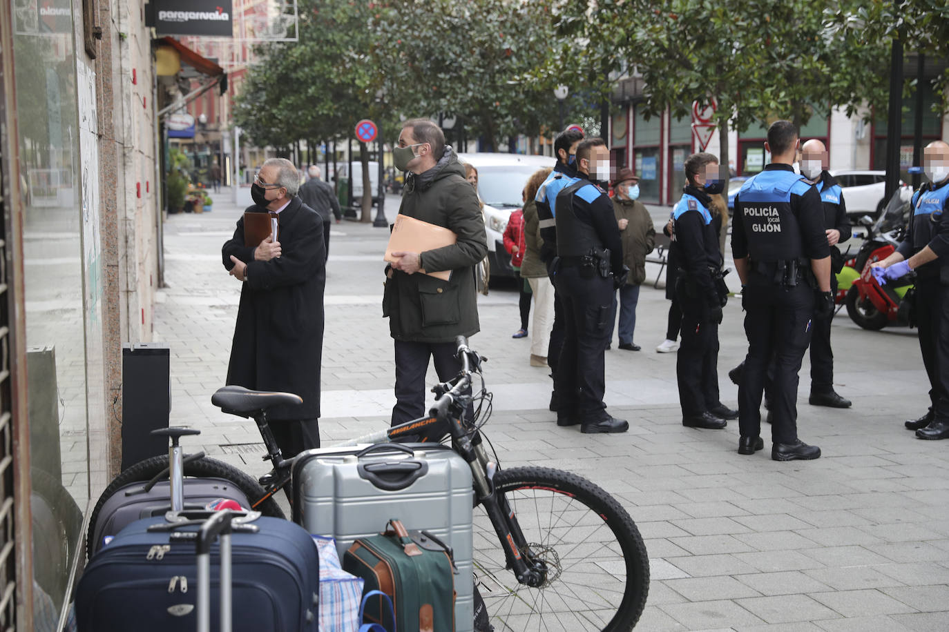 La Policía Local de Gijón ha desalojado este jueves a ocho personas que habían okupado un inmueble situado en la calle Langreo. En el domicilio encontraron maletas, colchones, mantas, un perro y hasta dos bicicletas del Ayuntamiento