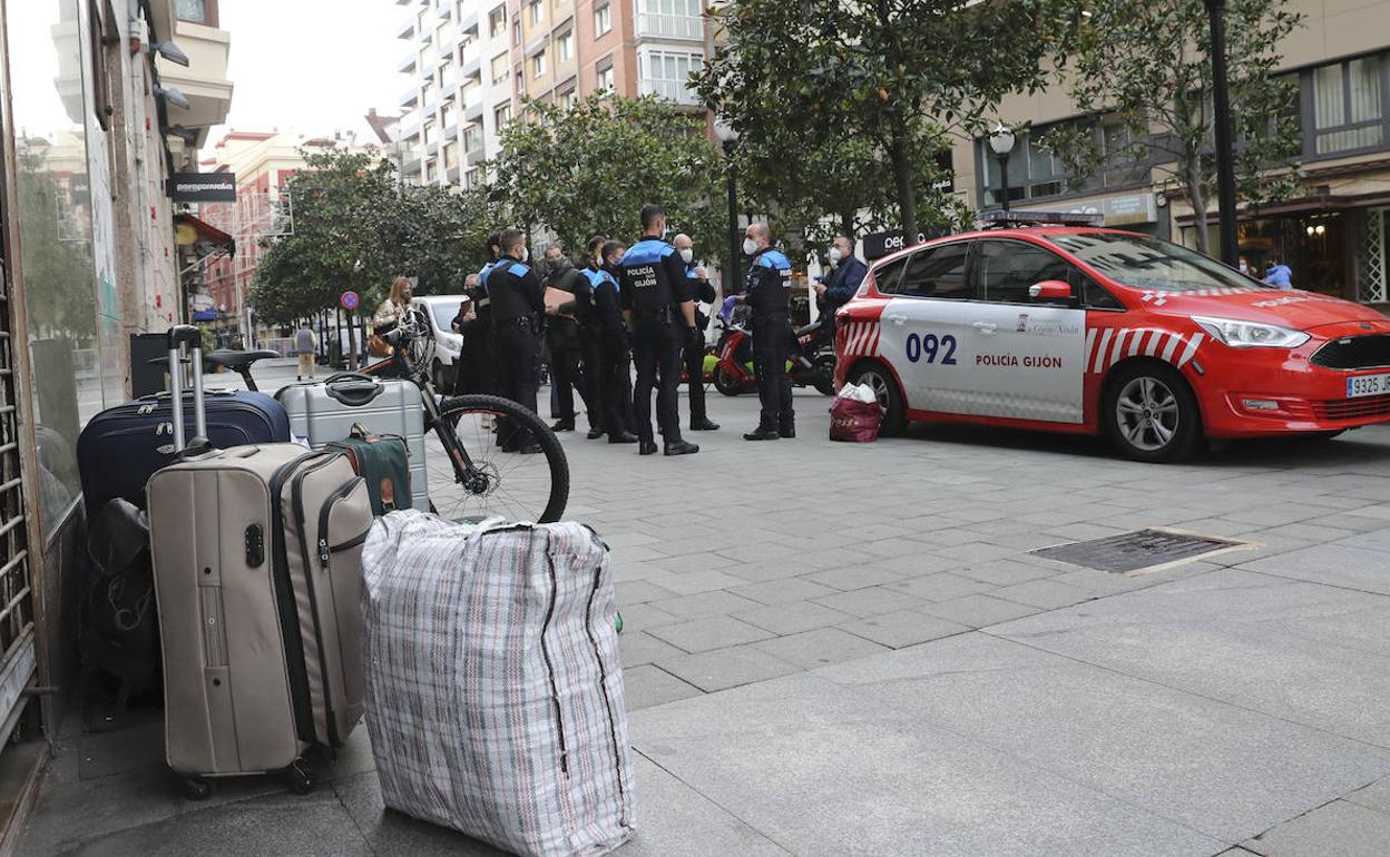 La Policía Local de Gijón, tras el desalojo 