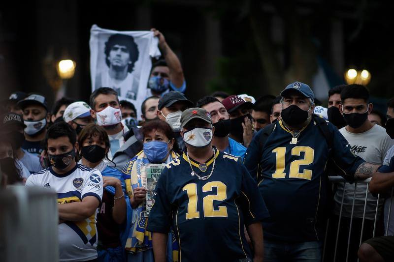 Incidentes provocados por un grupo de personas en la capilla ardiente de Maradona, situada en la Casa Rosada, obligó a la Policía a intervenir y a retirar el féretro.