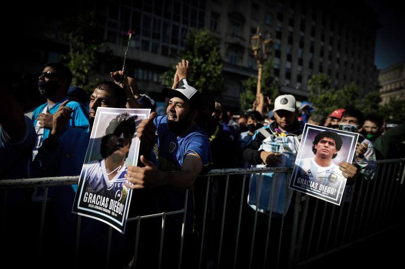 Incidentes provocados por un grupo de personas en la capilla ardiente de Maradona, situada en la Casa Rosada, obligó a la Policía a intervenir y a retirar el féretro.