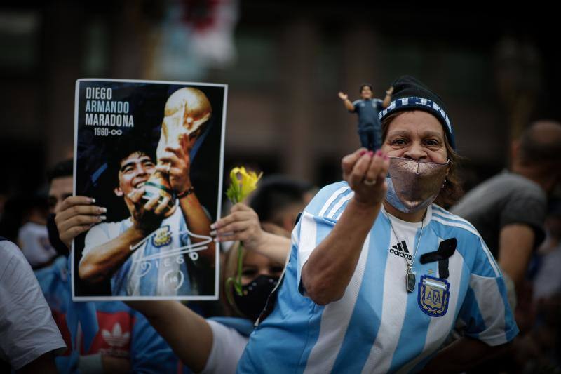 Incidentes provocados por un grupo de personas en la capilla ardiente de Maradona, situada en la Casa Rosada, obligó a la Policía a intervenir y a retirar el féretro.