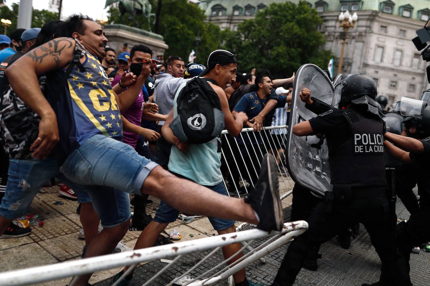 Altercados y cargas policiales entre los aficionados que esperan para velar el cuerpo de Maradona. 