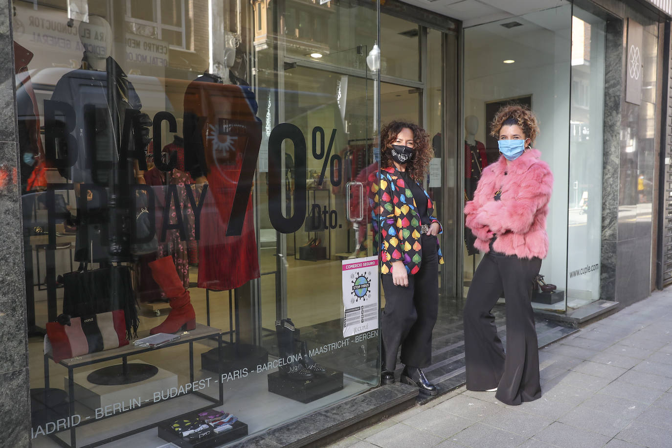El pequeño comercio asturiano también se ha querido sumar este viernes a las ofertas del Black Friday.