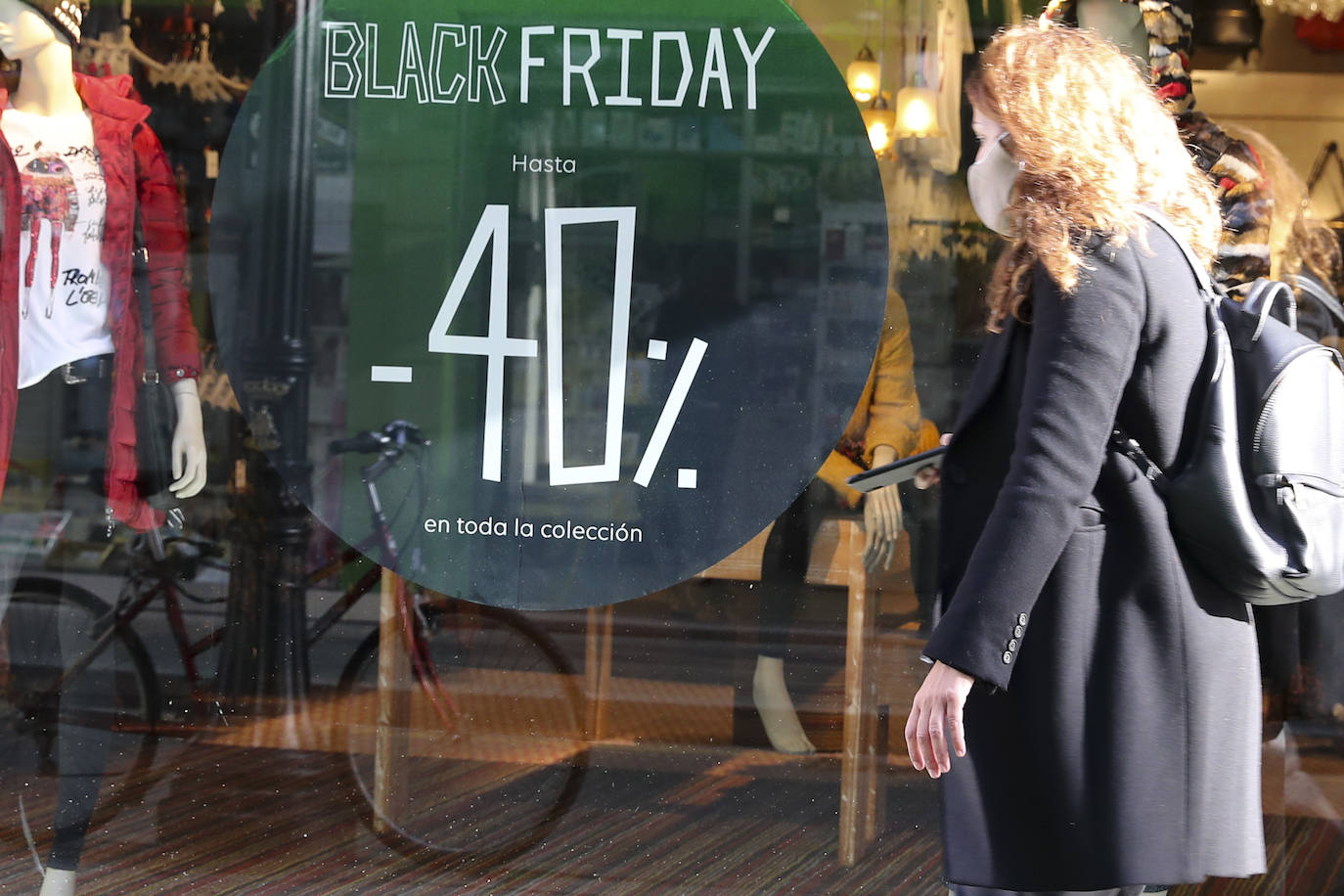 El pequeño comercio asturiano también se ha querido sumar este viernes a las ofertas del Black Friday.