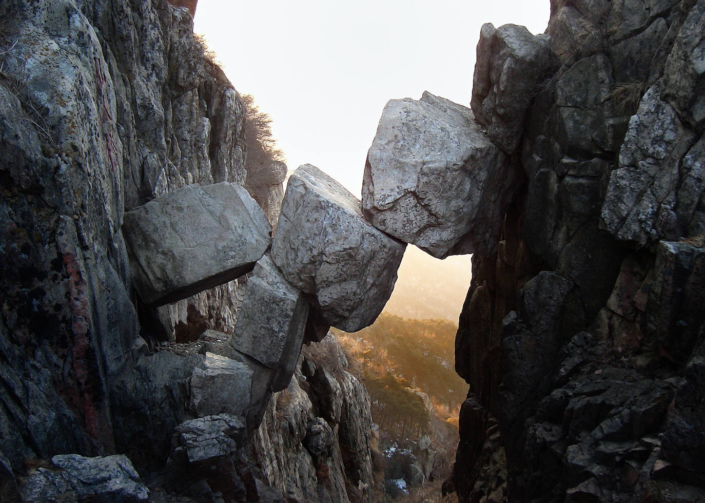 The Inmortal Bridge (China) | Este arco formado por enormes piedras rodantes, que una vez cayeron entre las rocas y quedaron atrapadas, se encuentra en la cima de Tai Shan (Monte Tai). Parece que el puente puede derrumbarse en cualquier momento y caer al abismo, pero las piedras han estado en la posición inmutable durante millones de años.