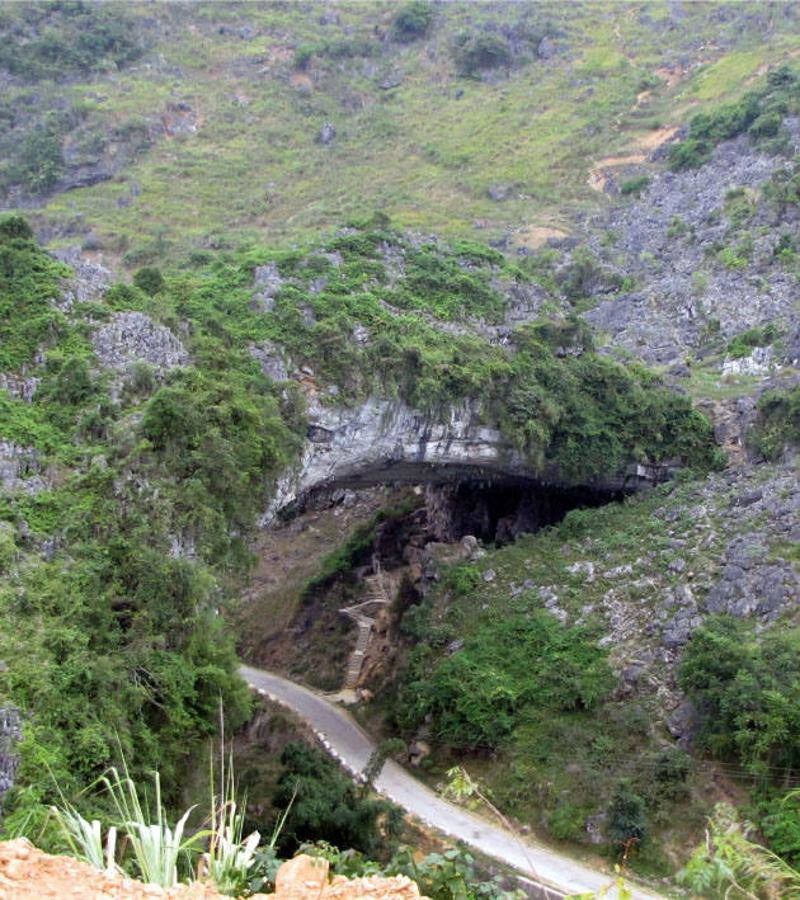 Puente natural Jiangzhou (China). Presume de ser el segundo puente más extenso del mundo, aunque aún no ha podido ser confirmado. Es posible atravesarlo, ya que por debajo de él pasa una carretera y un río pasan.