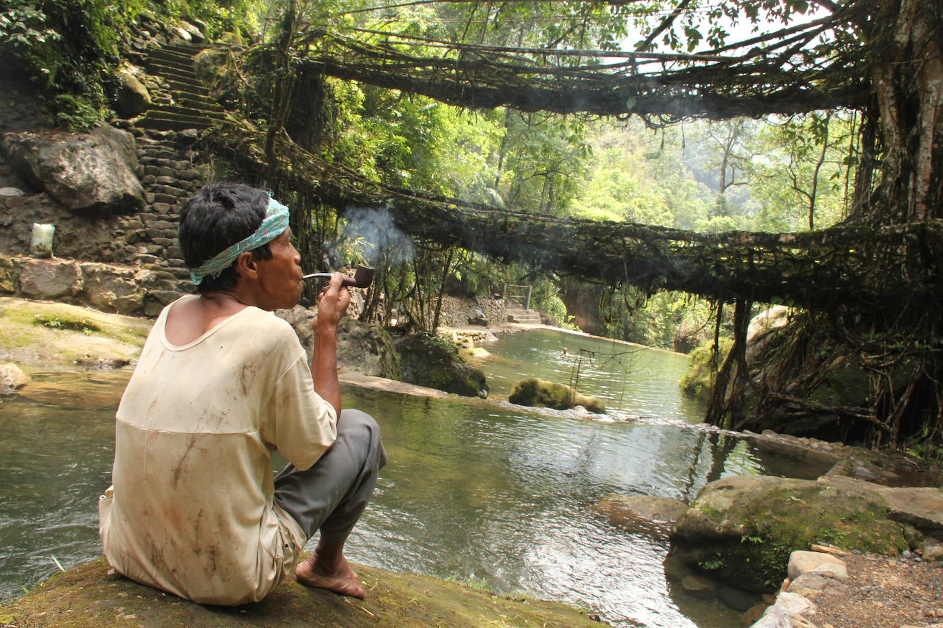 Jingkieng Nongriat (India). Se trata de una pasarela natural que cuenta con una ímpresionante estructura formada por dos pisos colgantes de raíces vivas. Está ubicado en Nongriat, al noroeste de India, en uno de los lugares más húmedos del mundo y es capaz de soportar el peso de 50 personas. 