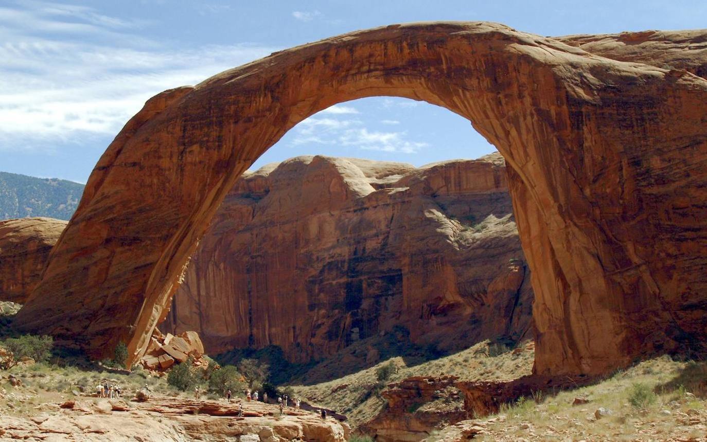 Rainbow Bridge —Puente Arcoíris—, en Utah (EE UU). Se trata de un monumento nacional de los Estados Unidos localizado en un extremo del lago Powell, en Utah, cerca de Arizona. Tiene 85 metros de longitud, 10 metros de anchura y 90 metros de altura, lo que lo convierte en uno de los puentes naturales más grandes del mundo. Este lugar era considerado por los aborígenes americanos como un lugar sagrado.