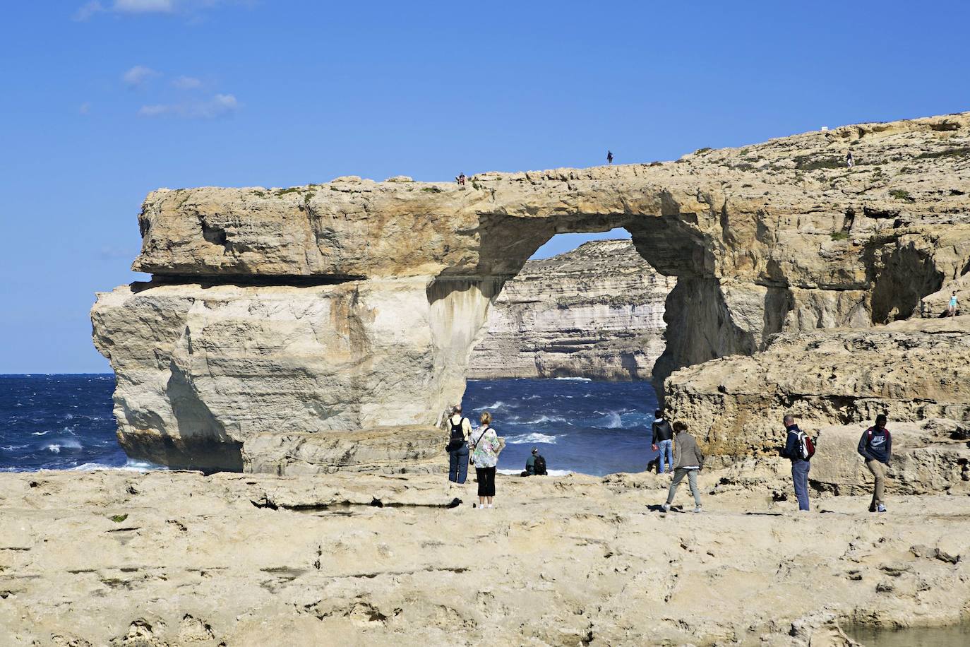 La Ventana Azul (Malta). Se trata de un arco natural que actualmente ya no existe, aunque durante muchos años fue uno de los mayores atractivos de Malta. Un fuerte oleaje provocado por una tormenta el pasado marzo de 2017 la derrumbó por completo. La formación rocosa, que fue escenario de la serie 'Juego de Tronos' cayó al agua quedando completamente destruida.