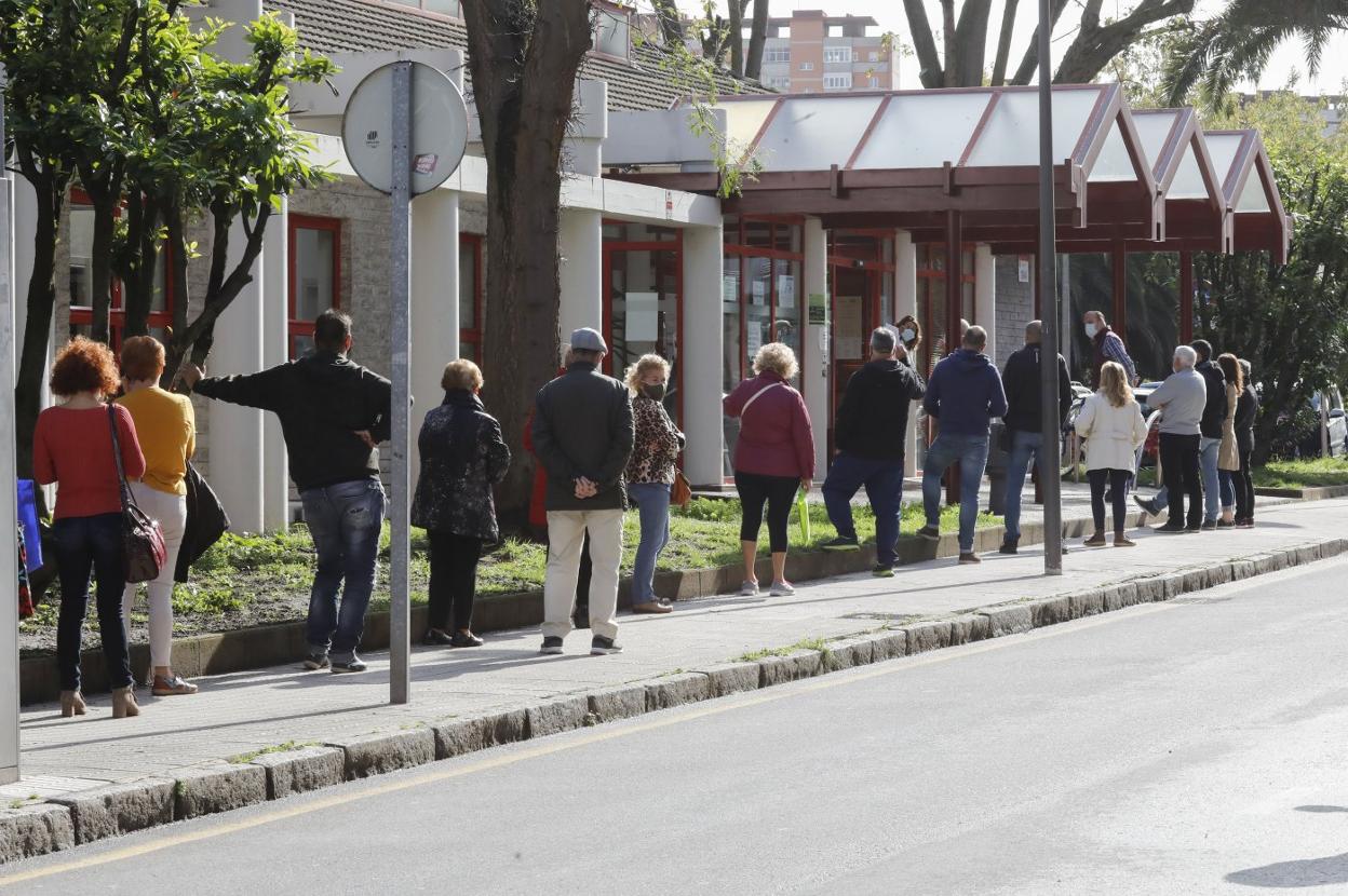 Los pacientes hacen cola en el exterior del centro de salud de Perchera-La Braña, en Gijón. 