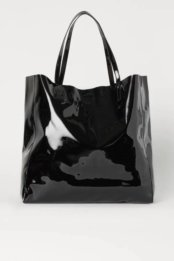 Bolso tipo shopper en color negro y acharolado de H&M, 15,99 euros.