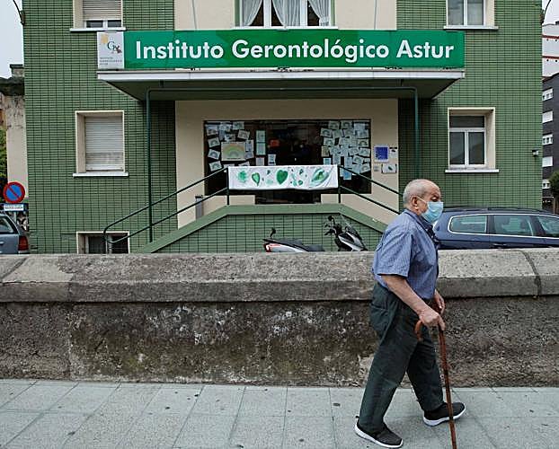 El Principado descarta autorizar que los mayores salgan de las residencias en Navidad