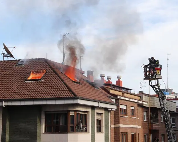 Un incendio arrasa una vivienda en el centro de Gijón