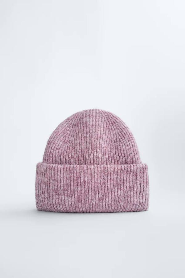 Gorro de punto en color malva de Zara, 12,95 euros.