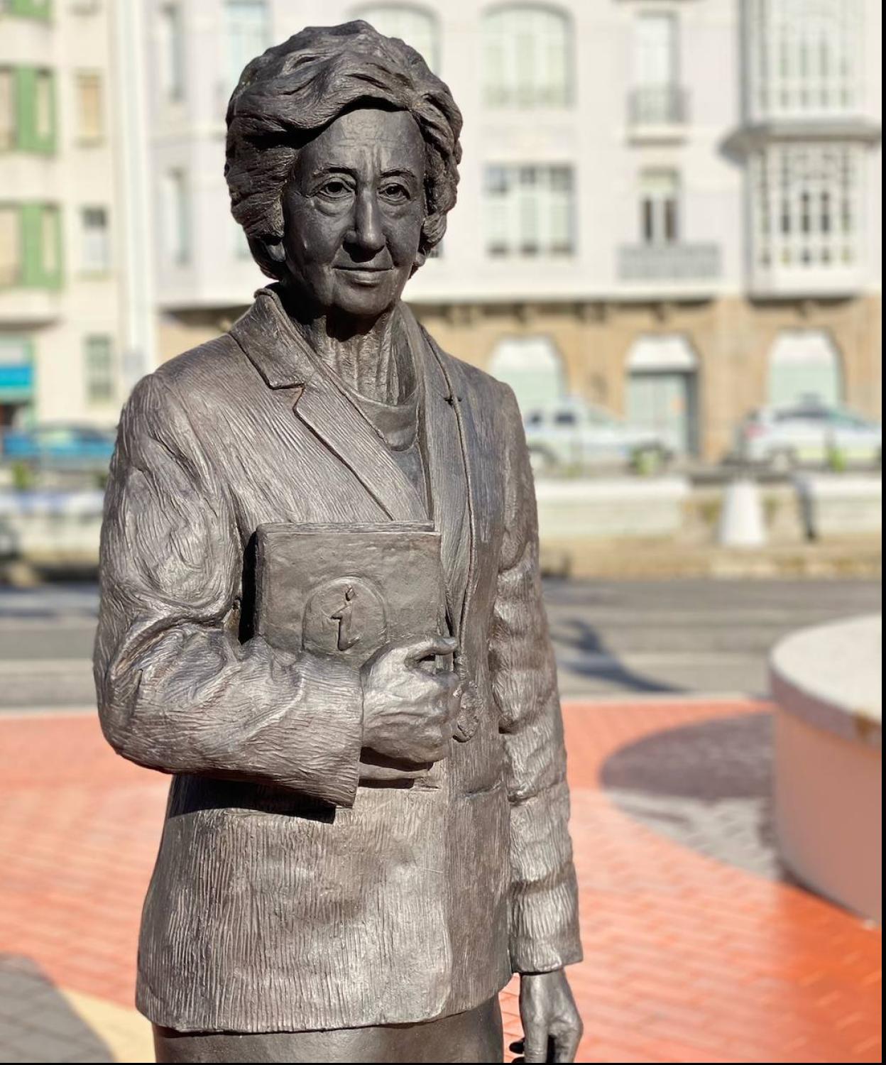 Escultura de Margarita Salas descubierta en el centro de Luarca.