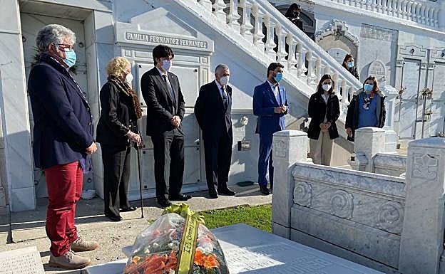 Ofrenda floral en la tumba del Nobel Severo Ochoa y su esposa.
