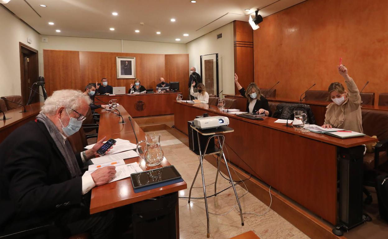 Pleno de ayer, al que solo acudieron de forma presencial los portavoces y la alcaldesa. 