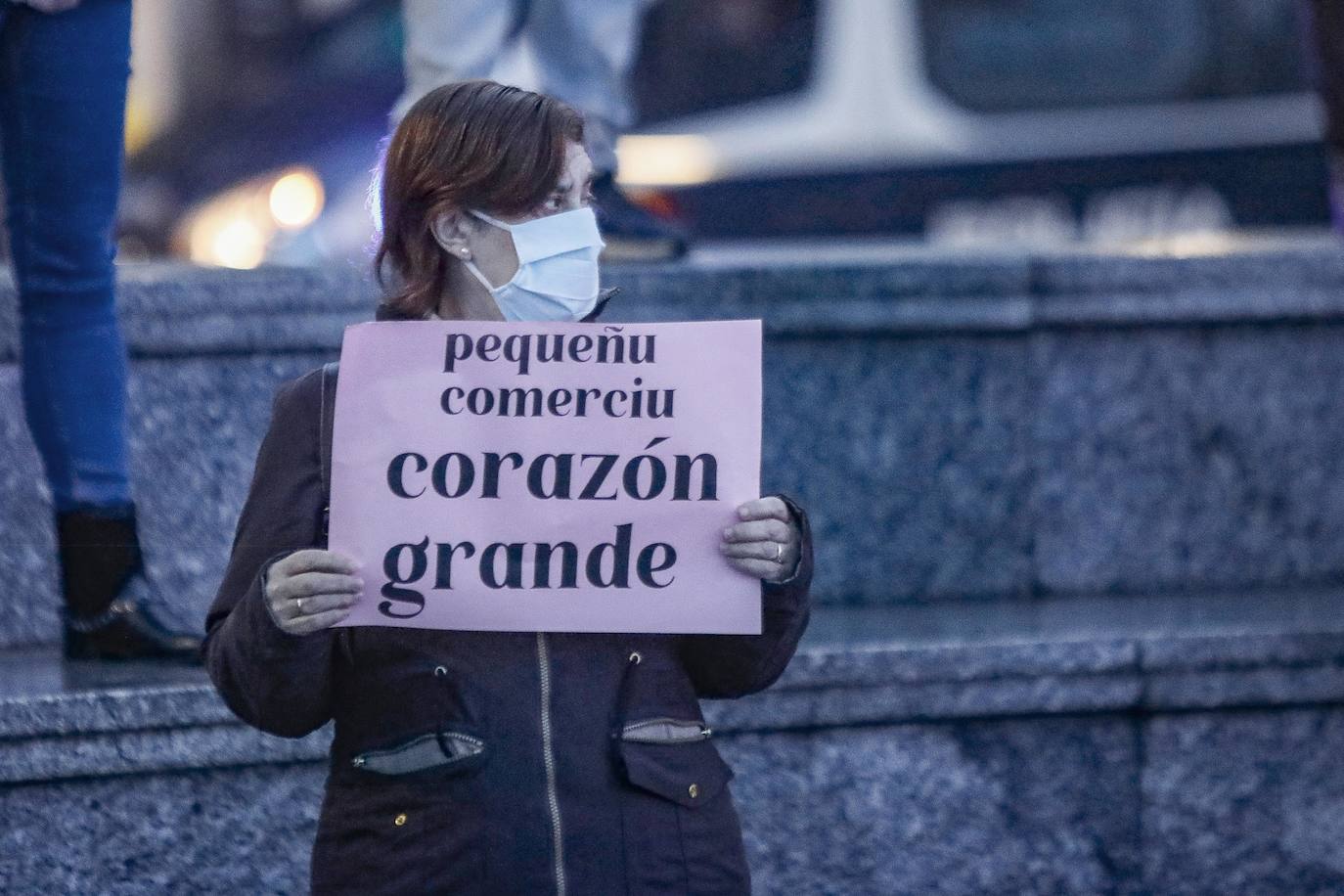 Hosteleros y comerciantes de Gijón se concentraron este sábado en los jardines del Náutico para reclamar soluciones a la actual situación que soportan. A continuación hubo un encendido de antorchas.