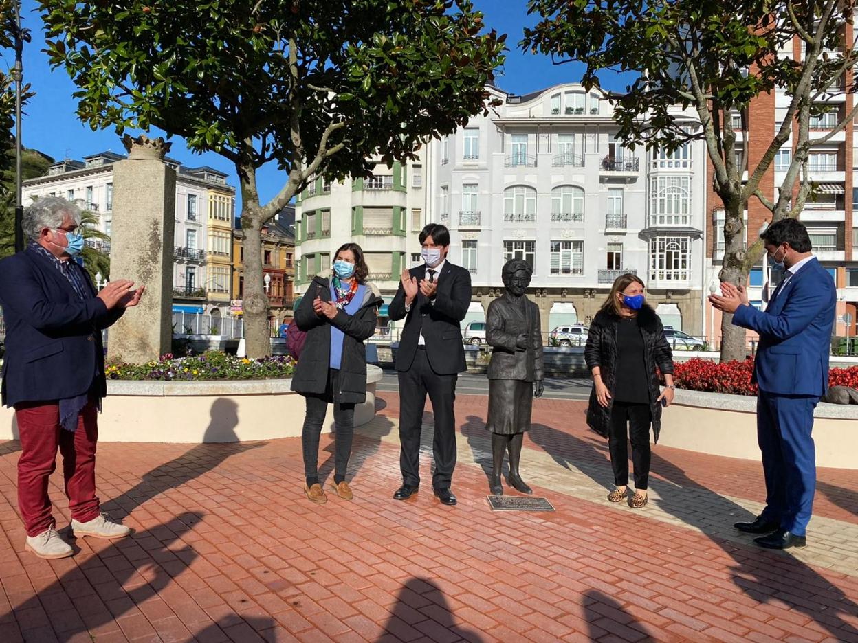 Ignacio Nieto, María Fernández, Borja Sánchez, Sara Iglesias y Óscar Pérez, durante la inauguración de la estatua de Margarita Salas. 