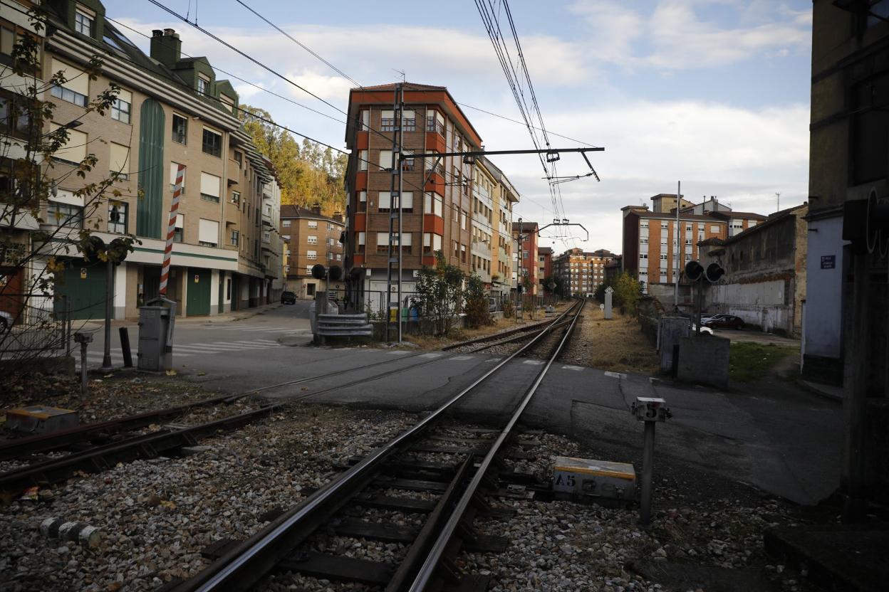 El paso a nivel de Sotrondio sobre el que actuará Adif. 