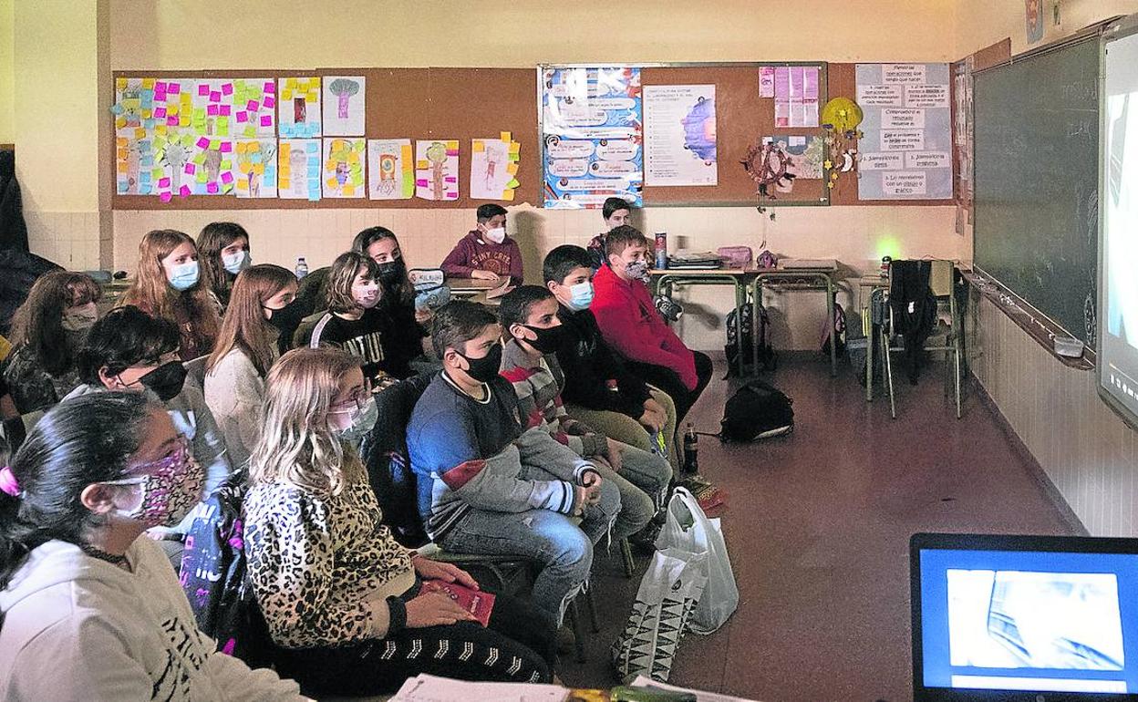 Los alumnos de sexto A del Miguel de Cervantes participaron en los visionados de Enfants Terribles en el FICX.