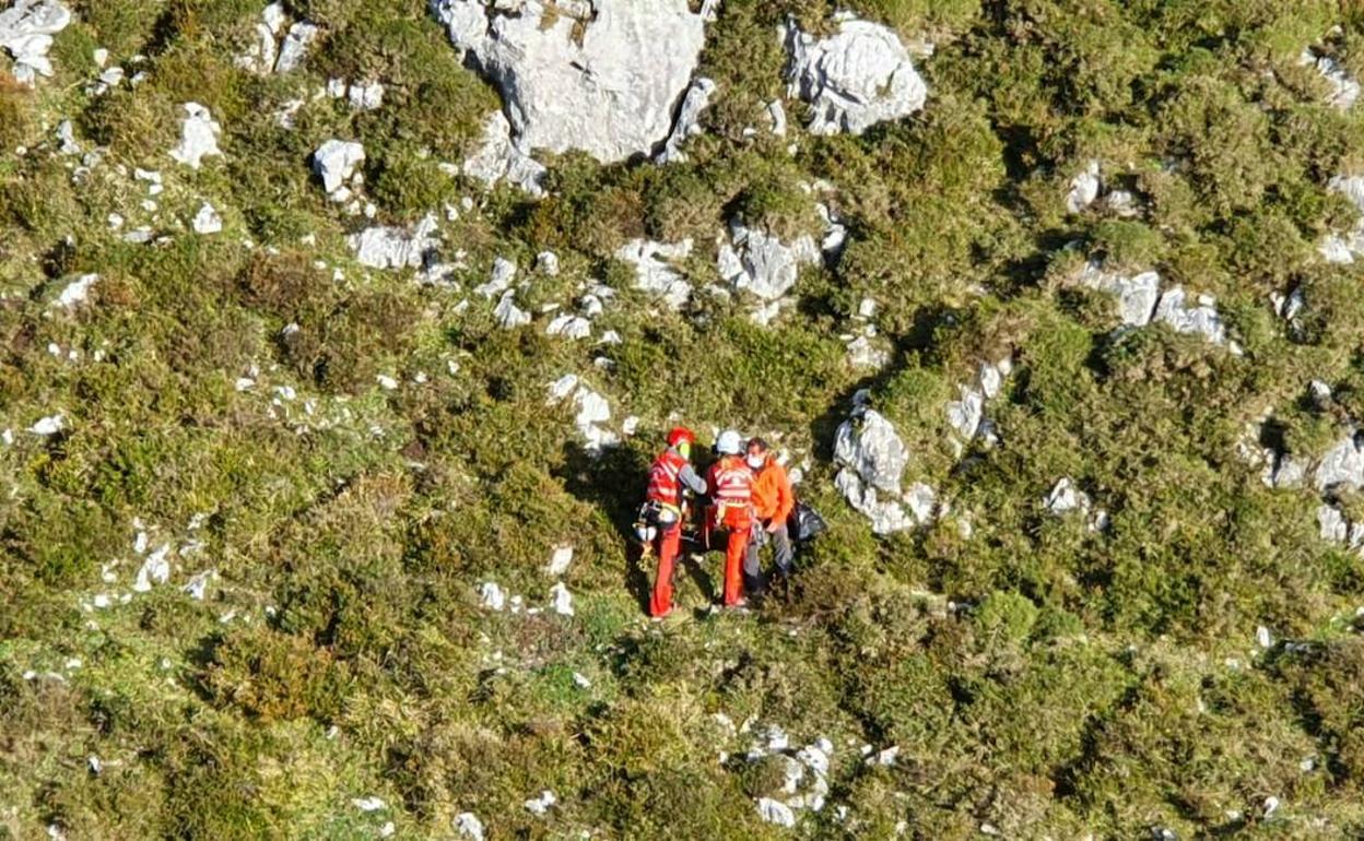 Un montañero, herido en la cabeza al caer cuando descendía el pico La Mostayal