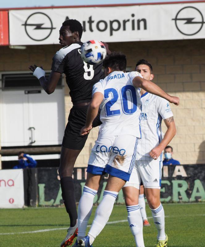El partido en imágenes entre el Lealtad y el Vetusta disputado este domingo en Les Caleyes, que se saldó con un empate a cero.
