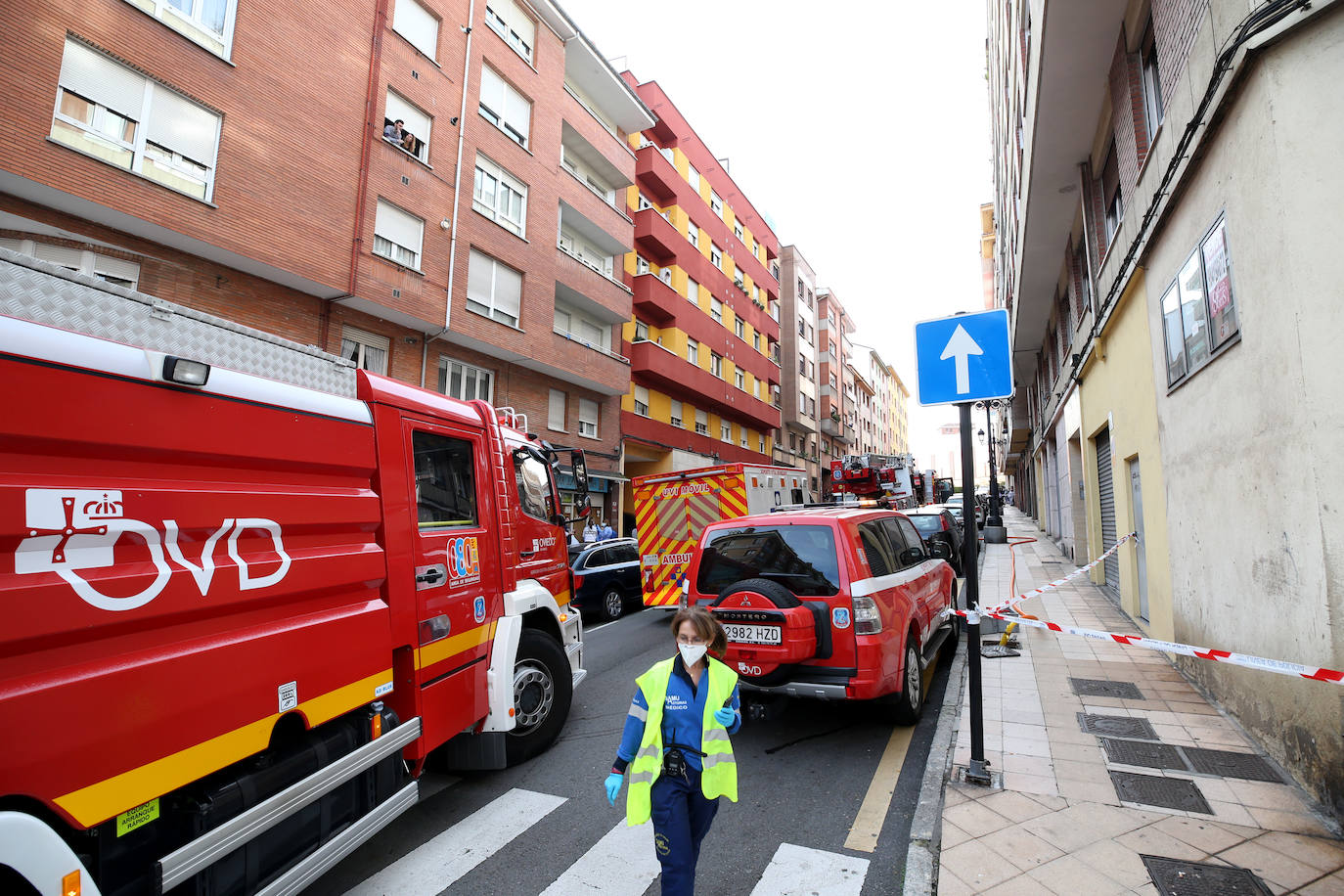 Dos personas tuvieron que ser trasladadas este domingo al HUCA a consecuencia de un incendio que se declaró en un bloque de viviendas en la calle Teodoro Cuesta de Ciudad Naranco.