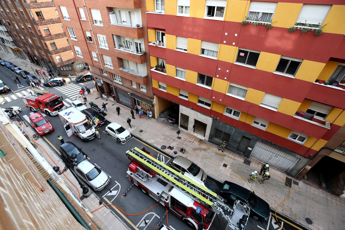 Dos personas tuvieron que ser trasladadas este domingo al HUCA a consecuencia de un incendio que se declaró en un bloque de viviendas en la calle Teodoro Cuesta de Ciudad Naranco.