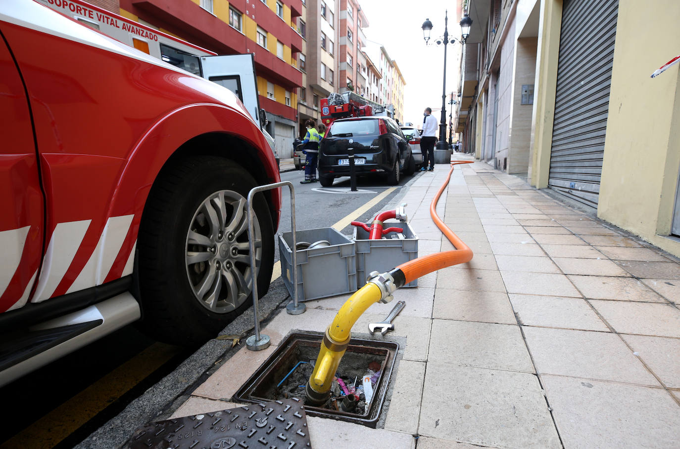 Dos personas tuvieron que ser trasladadas este domingo al HUCA a consecuencia de un incendio que se declaró en un bloque de viviendas en la calle Teodoro Cuesta de Ciudad Naranco.