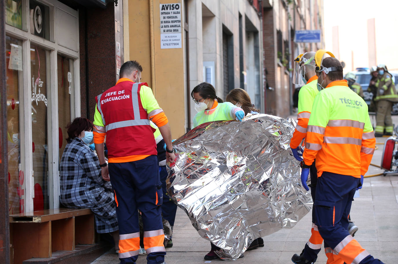 Dos personas tuvieron que ser trasladadas este domingo al HUCA a consecuencia de un incendio que se declaró en un bloque de viviendas en la calle Teodoro Cuesta de Ciudad Naranco.